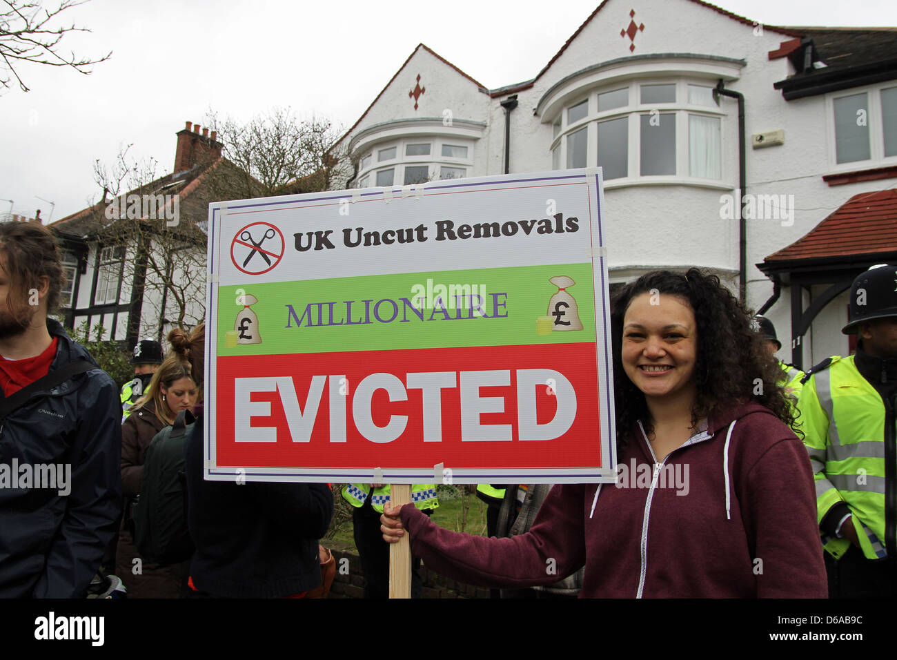 UK Uncut est un mouvement populaire en prenant des mesures pour mettre en évidence des solutions de rechange à la réduction des dépenses du gouvernement. Banque D'Images