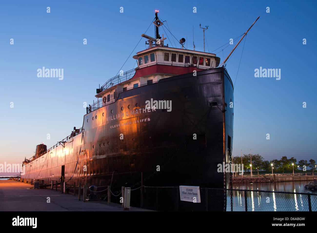 STEAMSHIP WILLIAM G. MATHER MUSÉE CARGO LAKE WATERFRONT QUAY DOWNTOWN CLEVELAND OHIO USA Banque D'Images