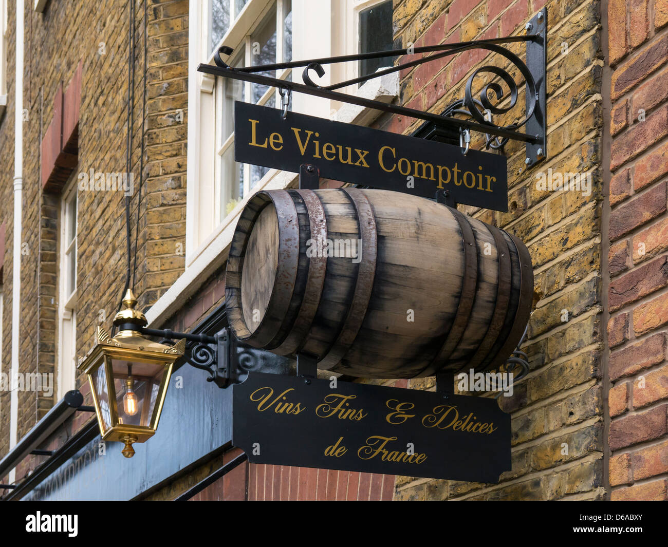 LONDRES, Royaume-Uni - 14 AVRIL 2013 : panneau au-dessus du magasin le Vieux  Comptoir Wine Merchants à Marylebone Photo Stock - Alamy