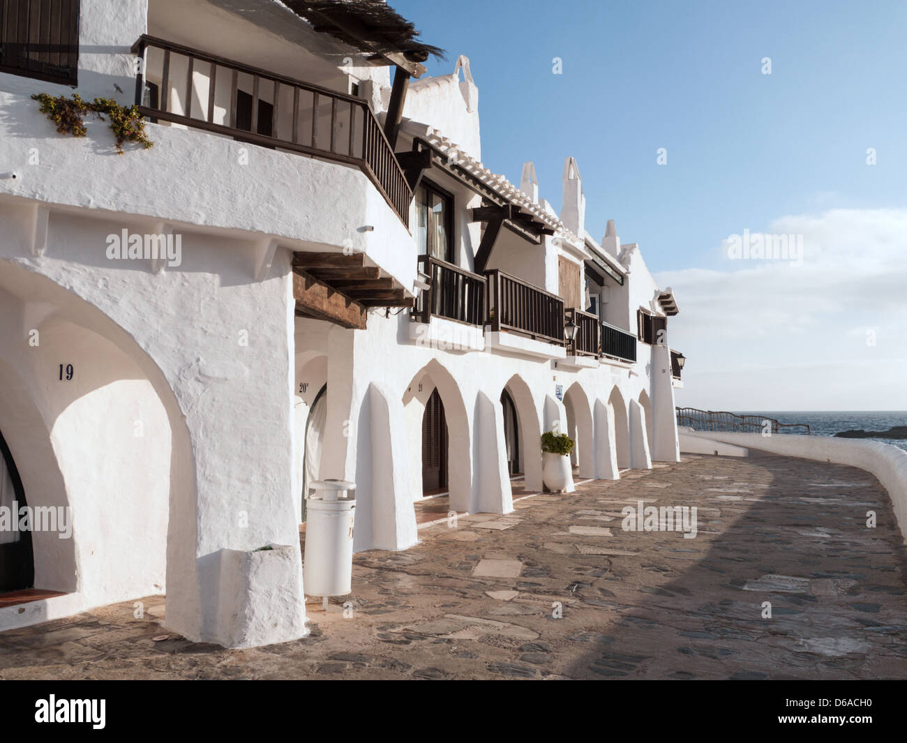 Rangée de maisons dans Binebecca sur l'île de Minorque Catalogne Espagne, montrant l'architecture typique Banque D'Images