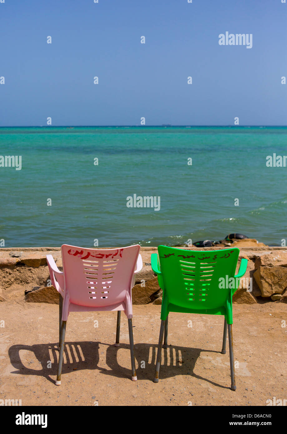 Chaises face à la mer Rouge, Port Soudan, Soudan Banque D'Images