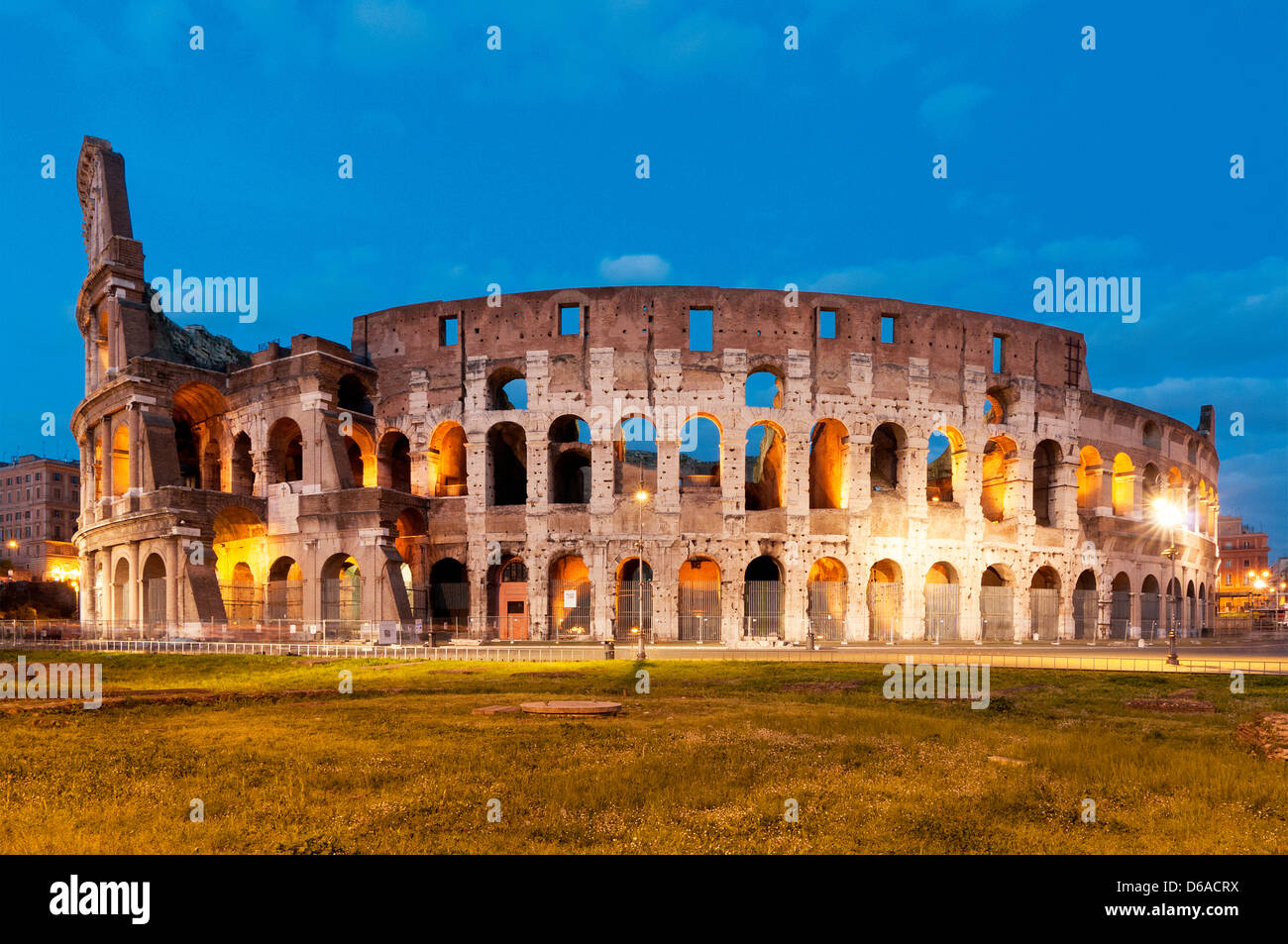 Vue sur le Colisée la nuit, Rome Italie Banque D'Images