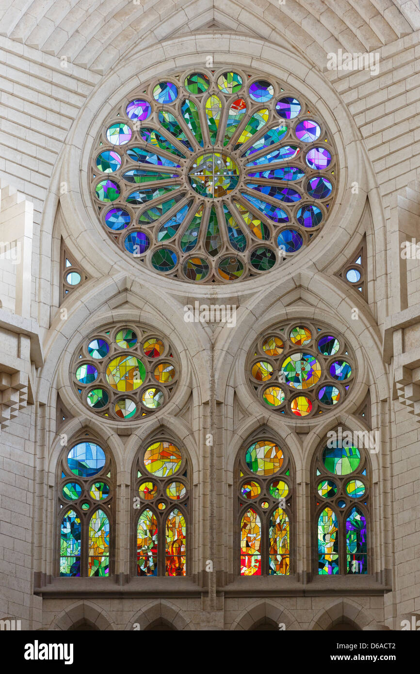 Vue de l'intérieur, vitraux, Sagrada Familia par Antoni Gaudi à Barcelone Banque D'Images