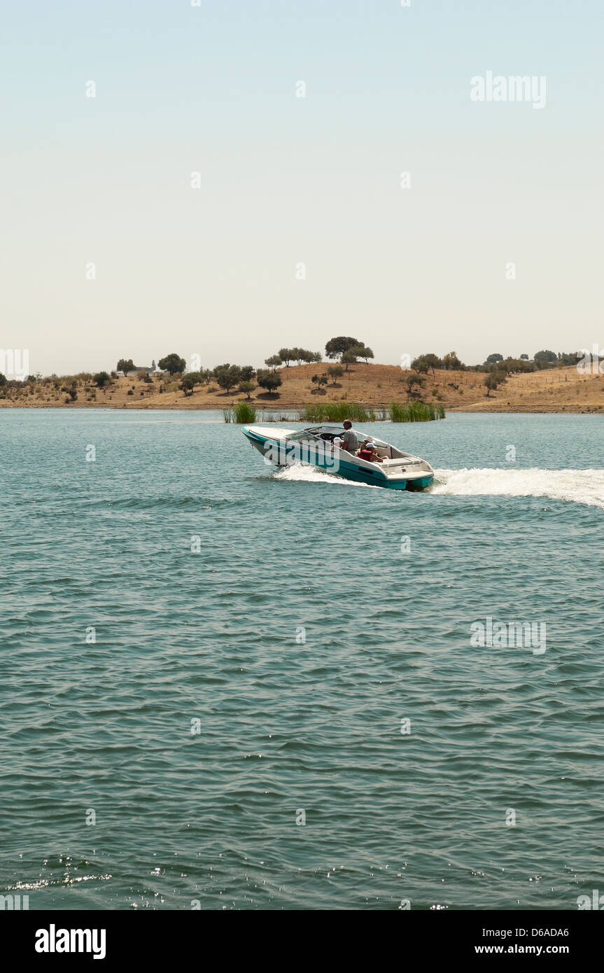 Promenade en barque dans le lac d'Alqueva, Alentejo, Portugal Banque D'Images