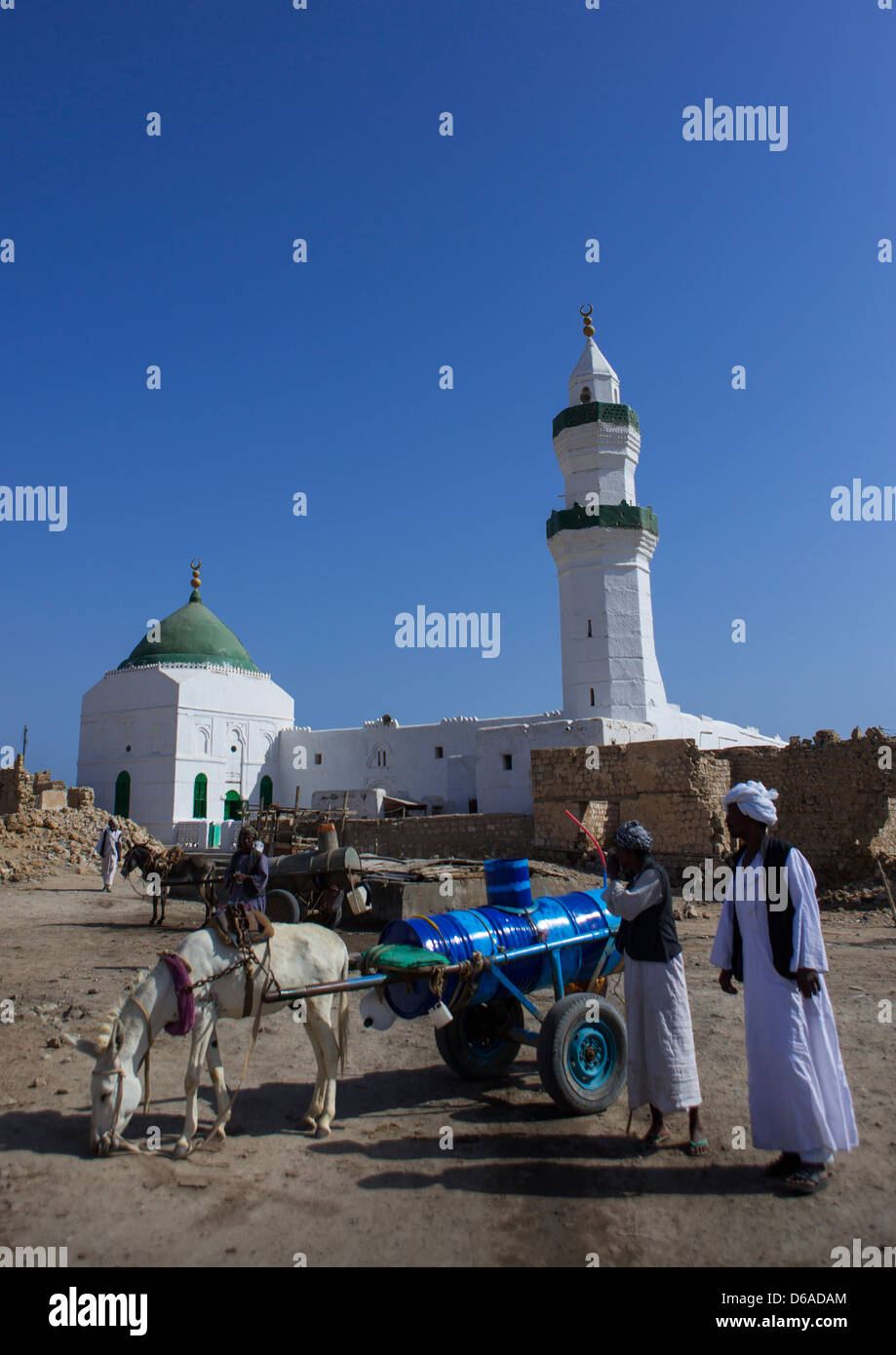 Homme avec une charrette et un âne en face de Taj Es-sir mosquée sur terre ferme El-geyf, Suakin, Soudan Banque D'Images