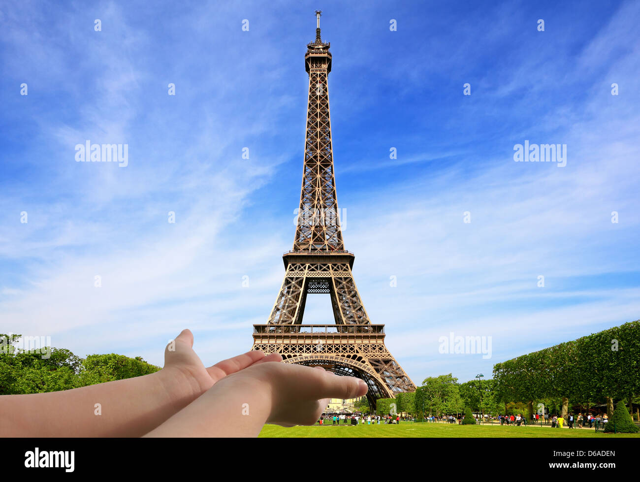La Tour Eiffel au bout des doigts Photo Stock - Alamy