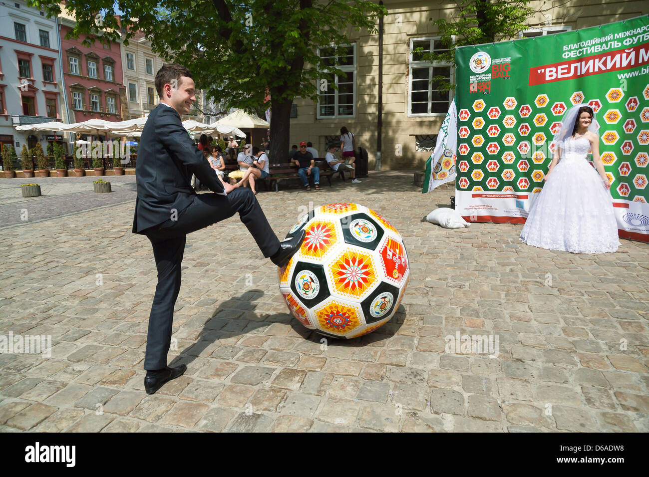 Lviv, Ukraine, un couple marié est possible d'avant à la publicité pour le football amateur photos Banque D'Images