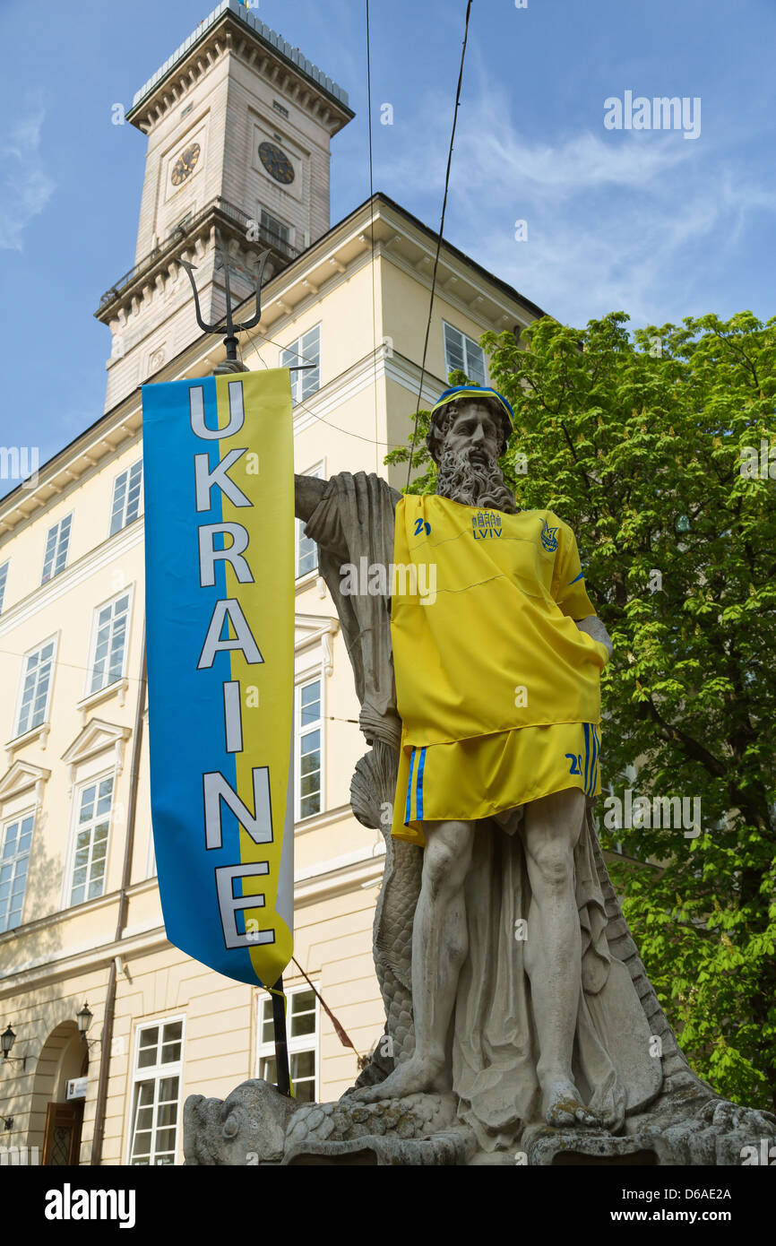 Lviv, Ukraine, la Fontaine de Neptune déguisé en fan de football Banque D'Images