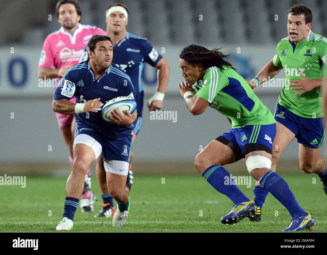 05.04.2013. Auckland, Nouvelle-Zélande. Ma'a Nonu d'une ligne à l'épaule de Piri Weepu de charge. Blues v Highlanders. 2013 Investec Super Rugby Saison. Eden Park, Auckland, Nouvelle-Zélande. Vendredi 5 avril 2013. Banque D'Images