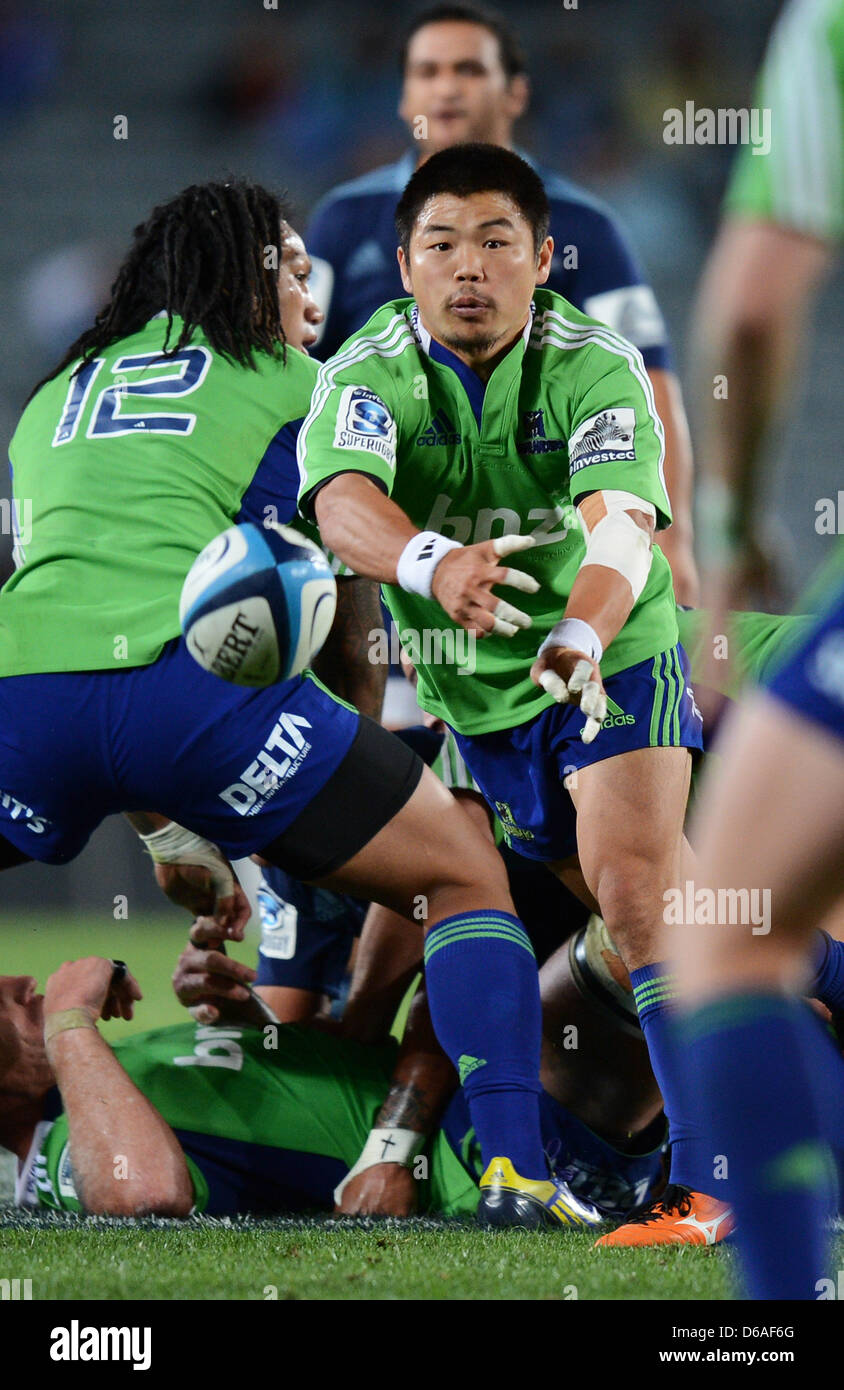 05.04.2013. Auckland, Nouvelle-Zélande. Fumiaki Tanaka Highlander halfback efface la balle. Blues v Highlanders. 2013 Investec Super Rugby Saison. Eden Park, Auckland, Nouvelle-Zélande. Vendredi 5 avril 2013. Banque D'Images