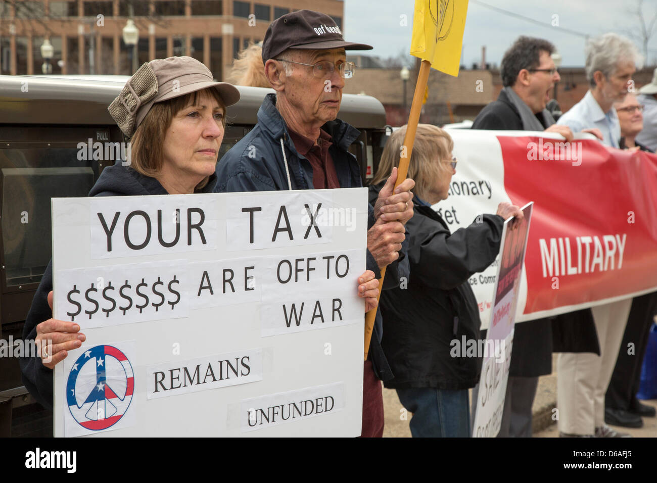 Royal Oak, Michigan - Membres de Peace Action du Michigan rassemblement devant la Royal Oak bureau de poste en tant que citoyens quittent leurs déclarations d'impôt. Ils réclament une réduction des dépenses du Pentagone, et l'augmentation des investissements dans les villes, les soins de santé, et la réparation des routes. Banque D'Images