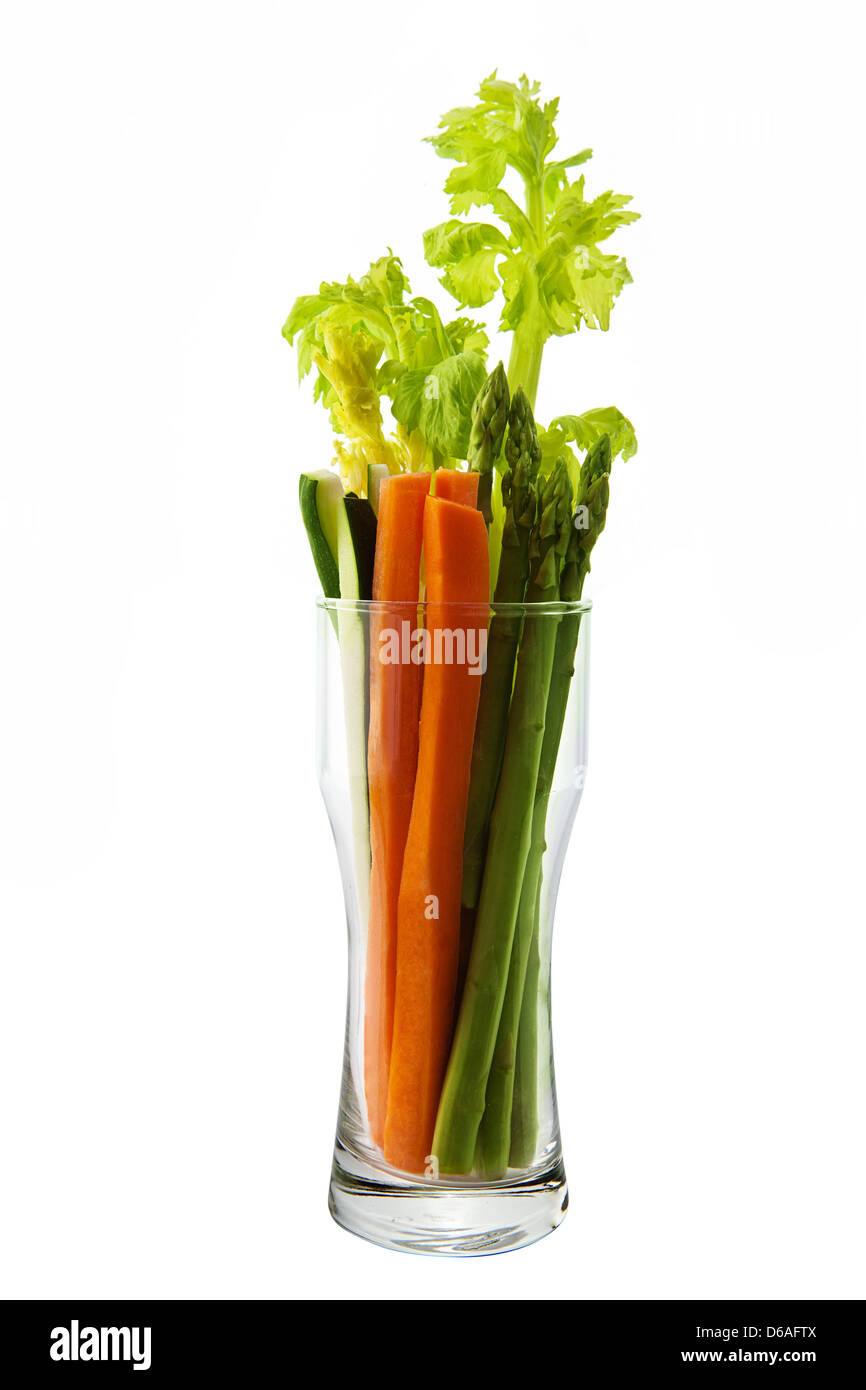 Les calories des légumes disposés dans un verre en forme de sablier Banque D'Images