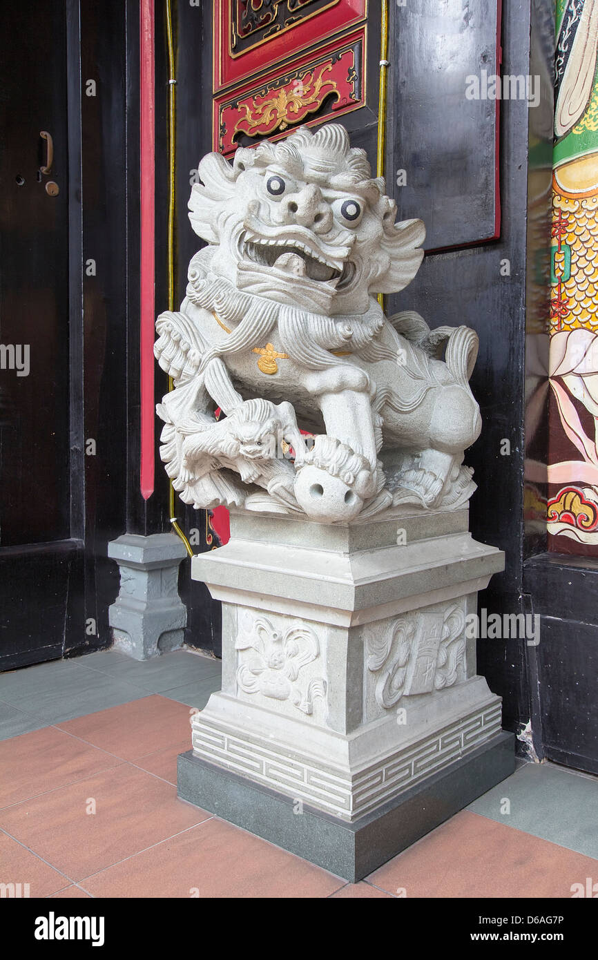 Chien Chinois Foo Lion femelle Temple Guardian en sculpture sur pierre Banque D'Images