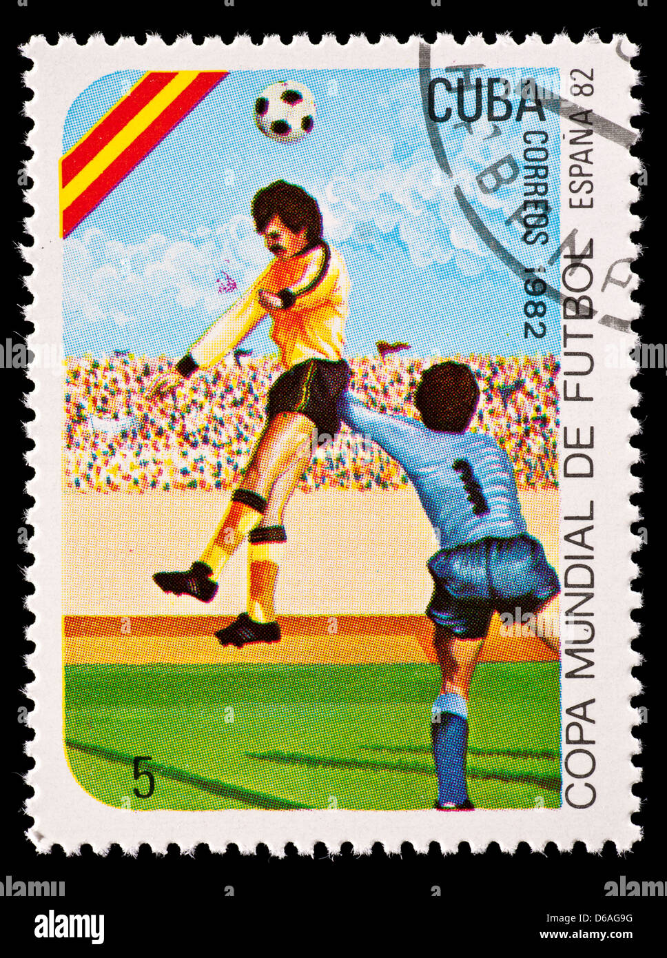 Timbre-poste de Cuba représentant un joueur de football à la tête d'une balle, émis pour la Coupe du Monde 1982 en Espagne. Banque D'Images