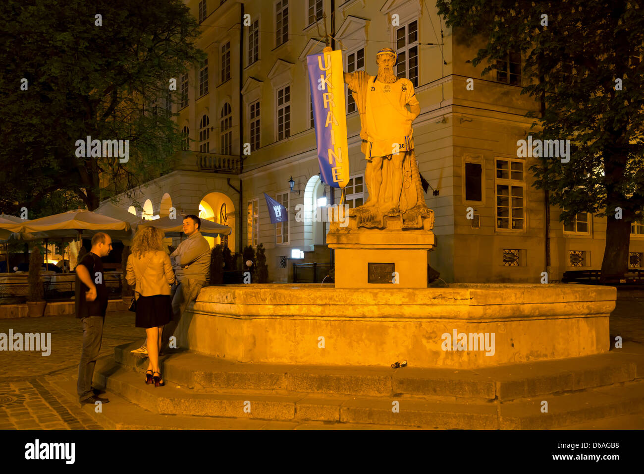 Lviv, Ukraine, la Fontaine de Neptune déguisé en fan de football Banque D'Images