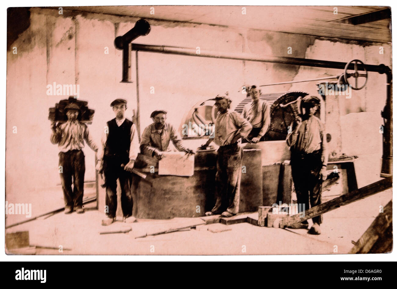 Groupe de six travailleurs de la construction, l'un porteur de briques, vers 1900 Banque D'Images