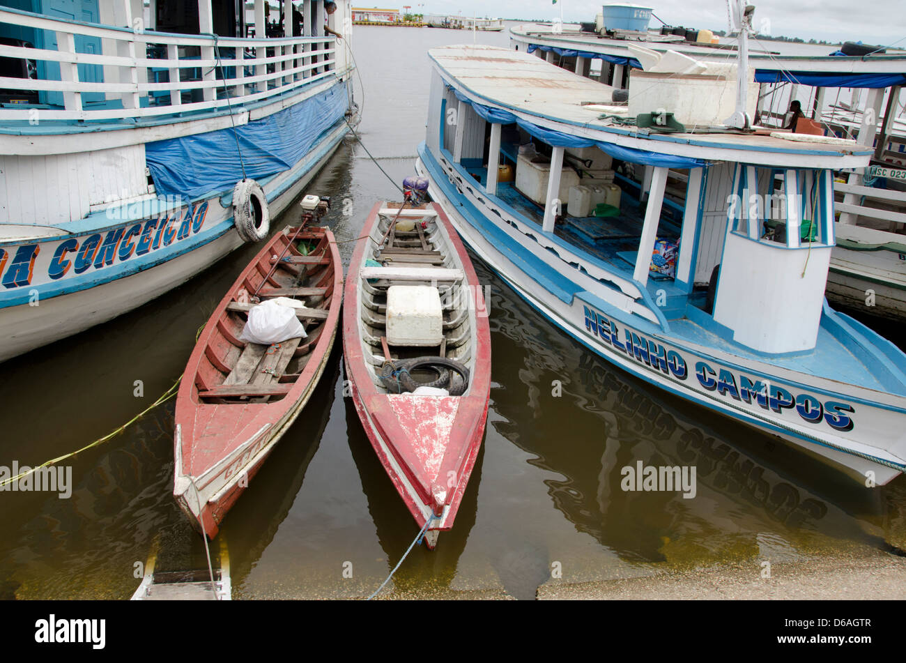 Brésil, Amazonas, rio Tapajos, Santarem. Amazon typique bateaux au port de Santarem. Banque D'Images