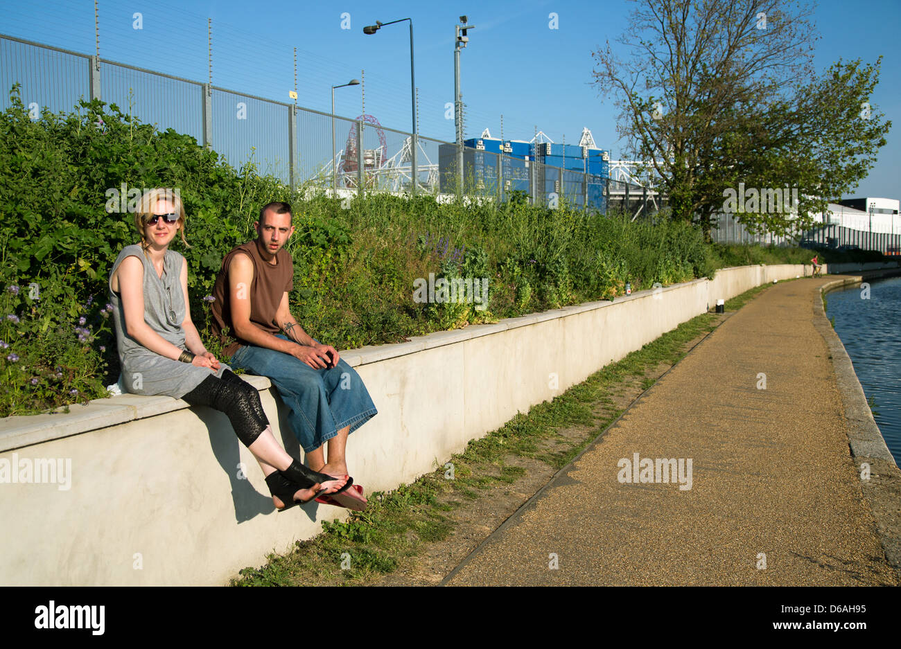 Londres, Royaume-Uni, les résidents du quartier d'Hackney Wick au Parc olympique, qui commence derrière la clôture Banque D'Images