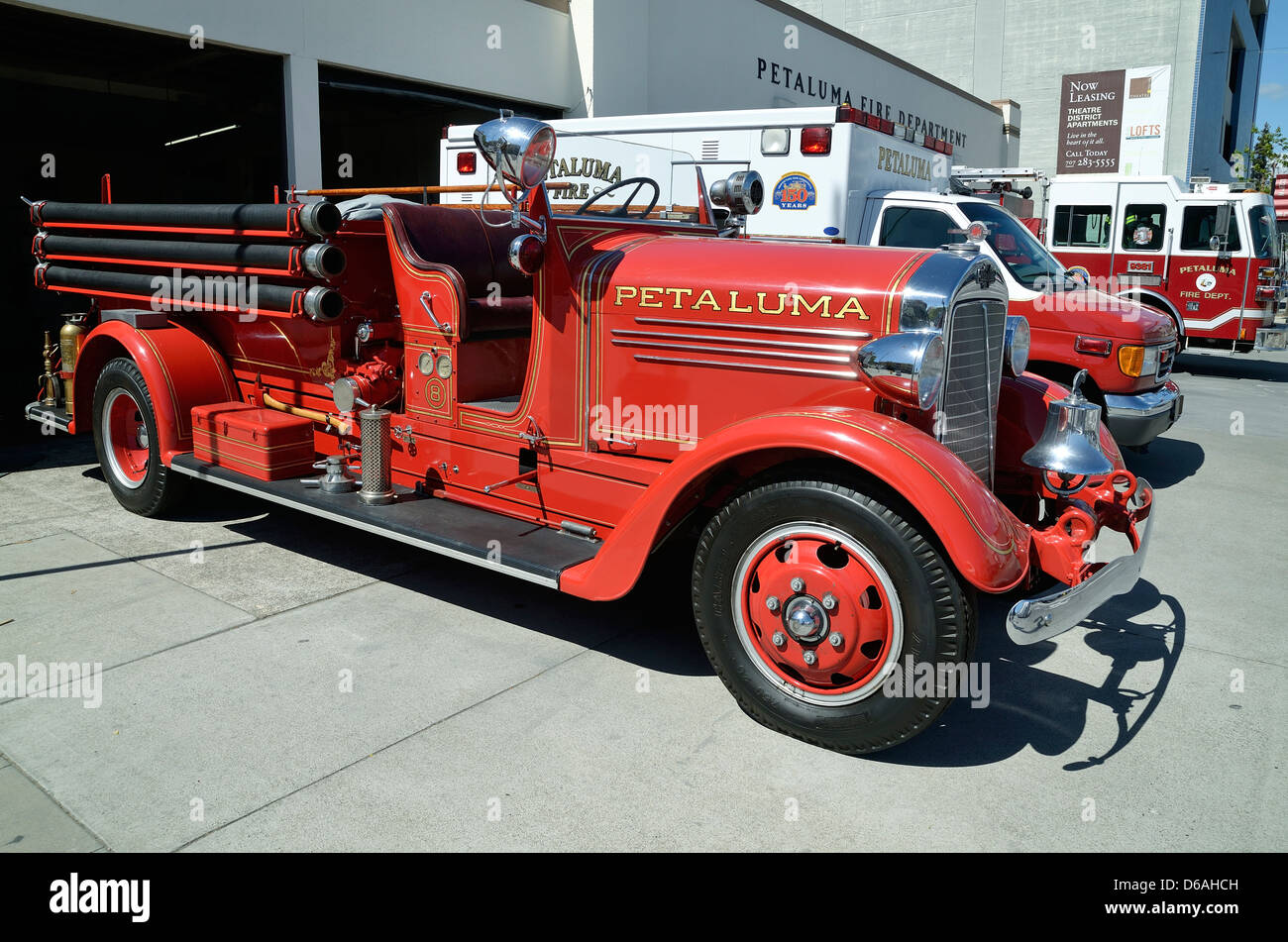 Petaluma, Californie, USA - 15 Avril 2013 : les années 1930 American LaFrance fire truck aux côtés des équipements plus modernes à Peta Banque D'Images