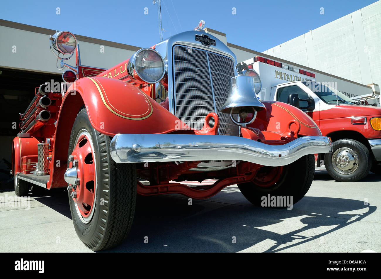 Petaluma, Californie, USA - 15 Avril 2013 : Avant d'une 1930 American LaFrance fire truck aux côtés eq plus moderne Banque D'Images