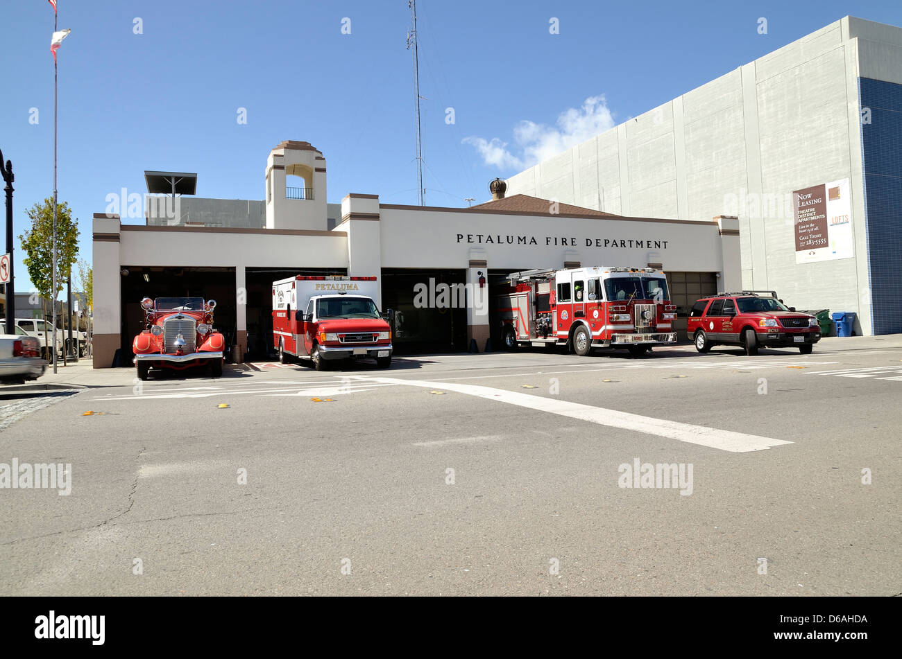 Petaluma, Californie, USA - 15 Avril 2013 : Avis de Petaluma's D Street Fire station avec un 1930 American LaFrance camion à incendie, Banque D'Images