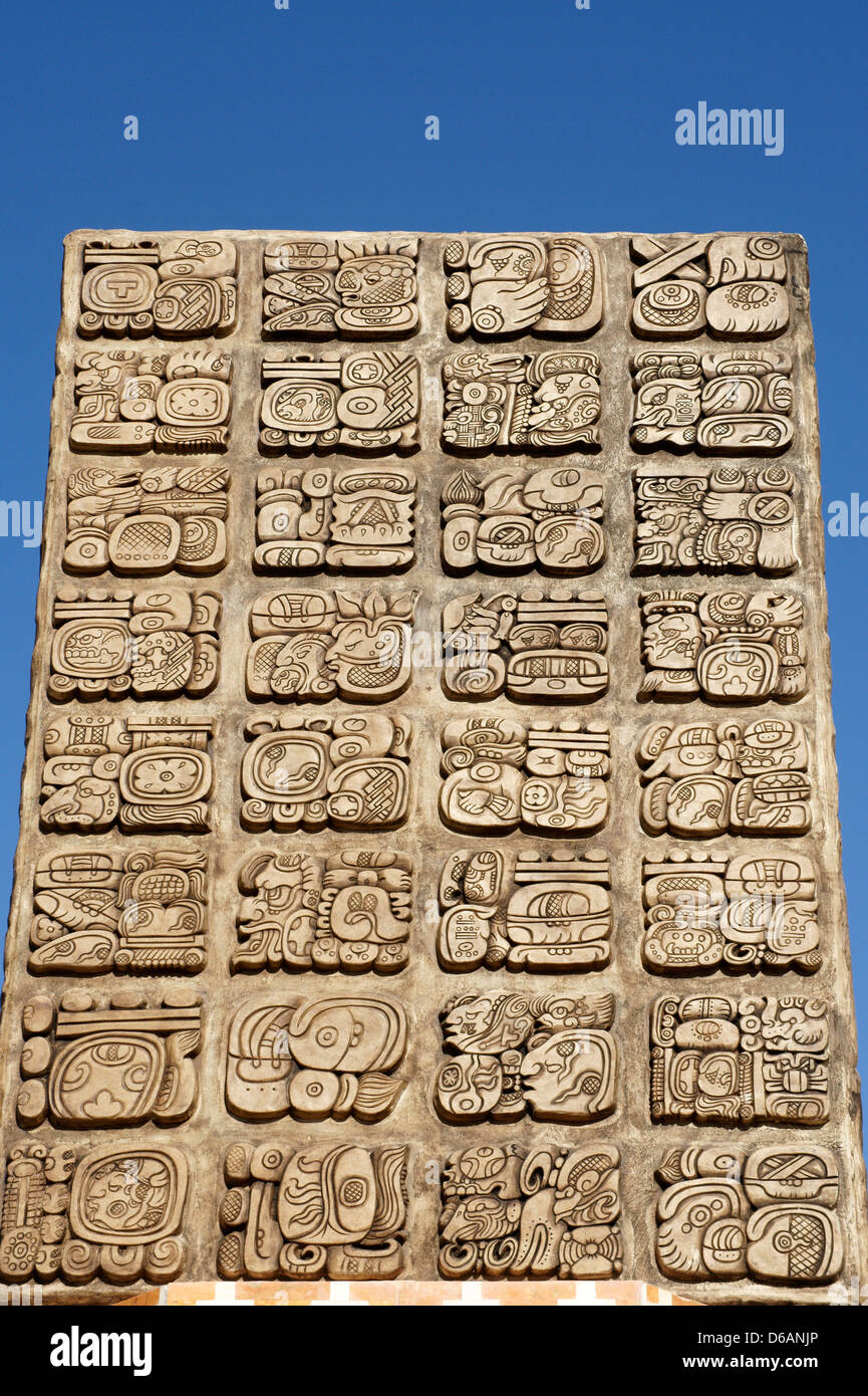 Obélisque couvert de glyphes mayas, Gran Museo del Mundo Maya museum à Merida, Yucatan, Mexique Banque D'Images