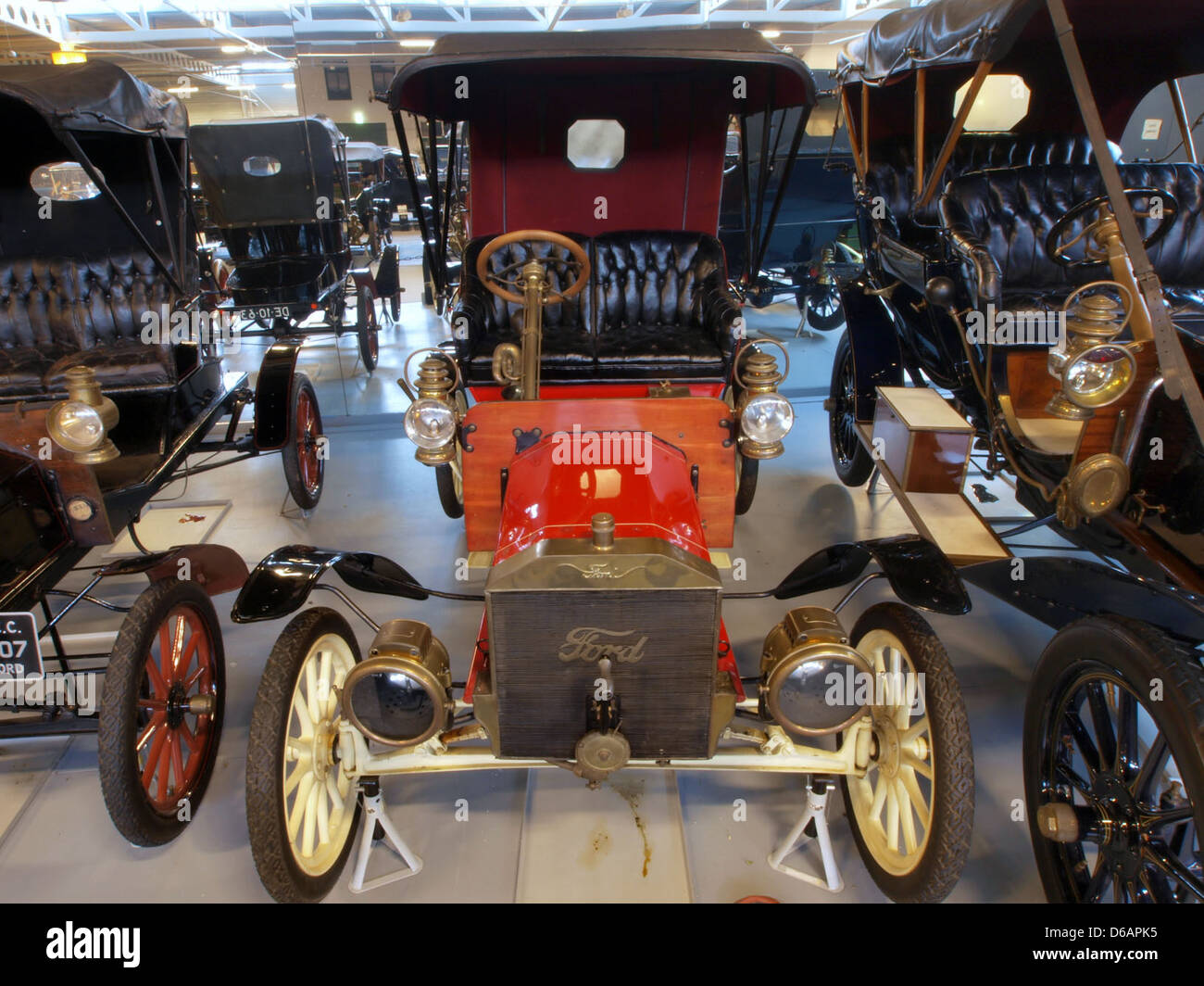 La Ford N Runabout de 1906 était un modèle automobile produit par Ford Motor Company. Il comportait une carrosserie ouverte à deux places et était propulsé par un moteur de 15 chevaux, ce qui en fait l'une des premières voitures produites en série aux États-Unis. Ce modèle a marqué le début de l'engagement de Ford à offrir des voitures abordables au consommateur moyen. Banque D'Images