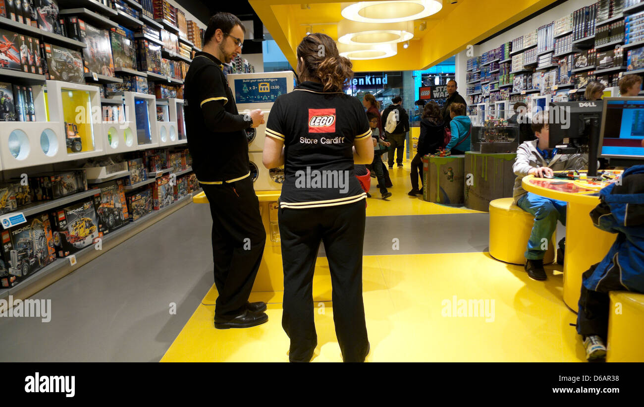 Le port de l'uniforme du personnel logo Lego vu de l'arrière dans un magasin Lego Cardiff Wales UK Banque D'Images