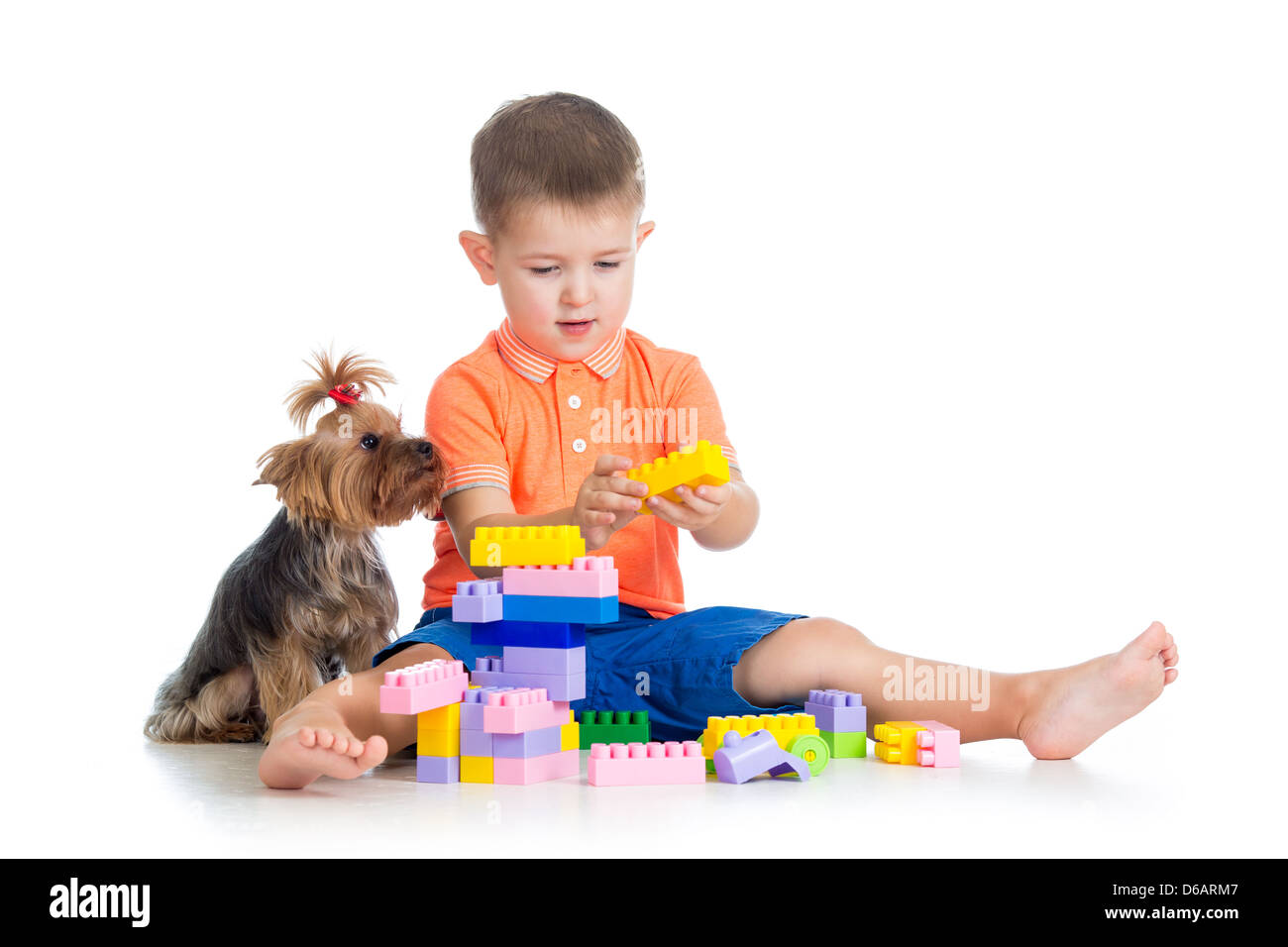 Enfant jouant avec des jouets Banque D'Images
