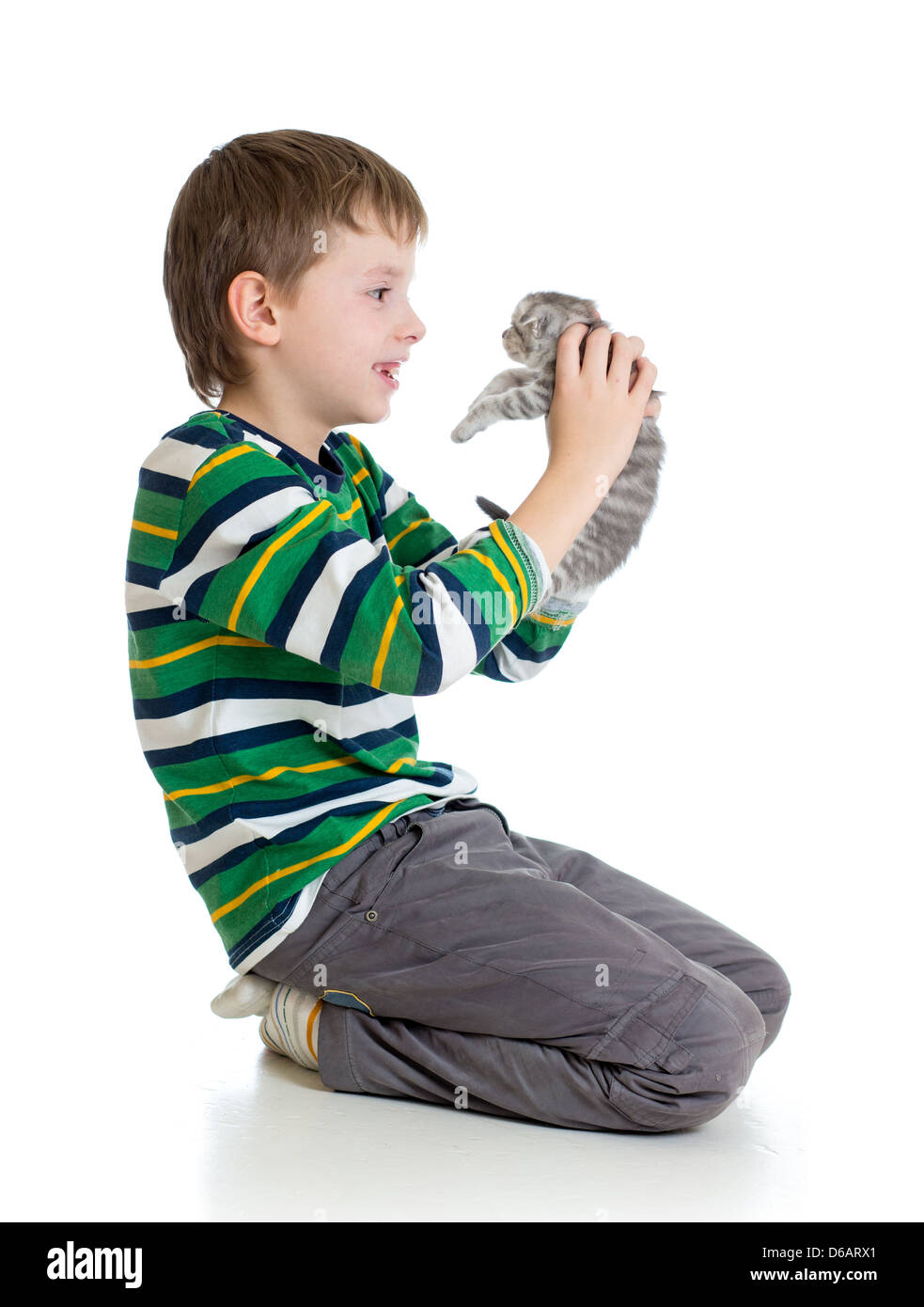Enfant Garçon avec chaton isolé sur fond blanc Banque D'Images