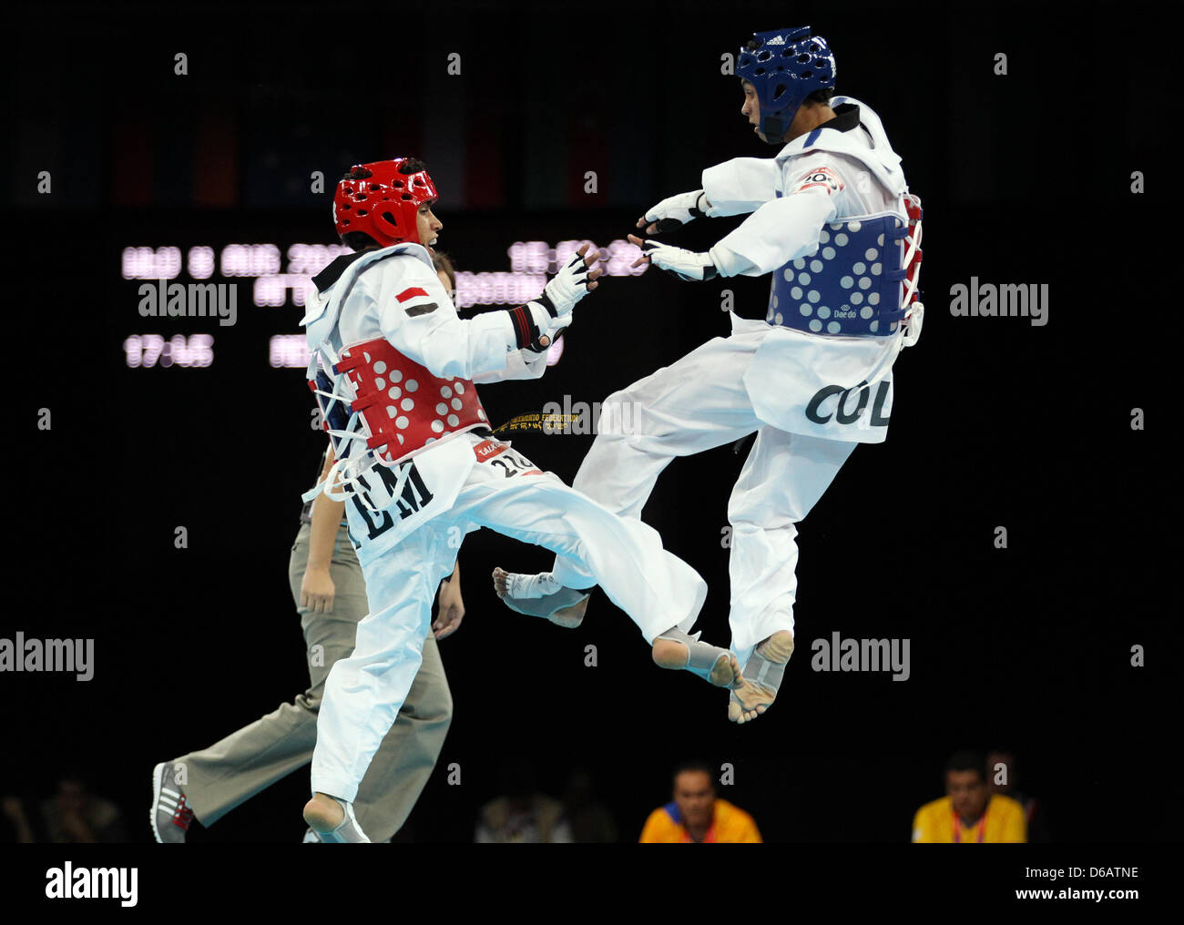 Le Taekwondo fighter Tameem Mohammed Ahmed Al-Kubati (L) du Yémen en action contre Oscar Munoz Oviedo de Colombie-Britannique au cours de taekwondo dans ExCeL Arena au les Jeux Olympiques de Londres en 2012, Paris, France, 8 juillet 2012. Photo : Friso Gentsch dpa Banque D'Images