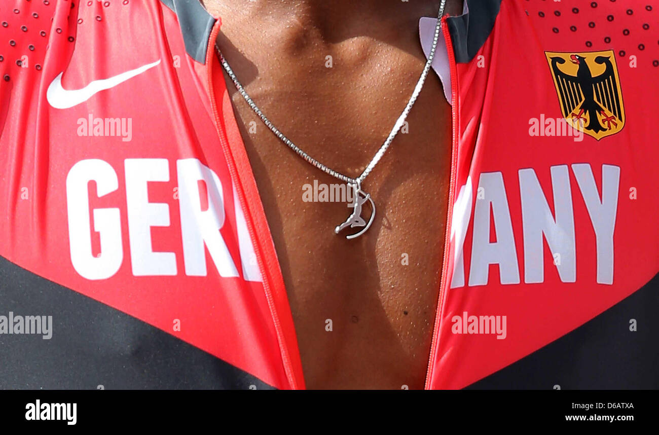 Une vue détaillée de l'athlète avec un collier appartenant à l'Allemand  Raphael Holzdeppe photographié au cours de la qualification à la Perche  Hommes de l'athlétisme, l'Athlétisme en stade olympique au Jeux Olympiques