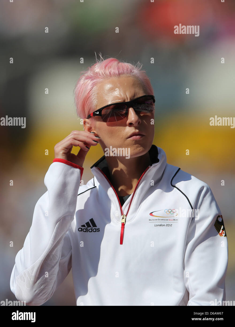 Ariane Friedrich de l'Allemagne se prépare avant la qualification de saut en hauteur femmes en stade olympique au Jeux Olympiques de 2012 à Londres, Londres, Grande-Bretagne, 09 août 2012. Photo : Christian Charisius dpa  + + +(c) afp - Bildfunk + + + Banque D'Images