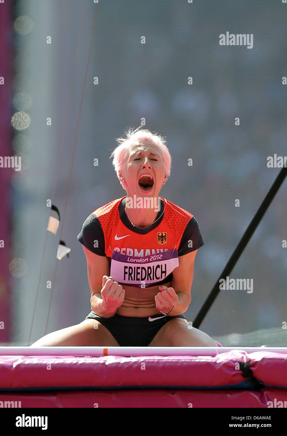 Ariane Friedrich de Allemagne réagit en qualification du saut en hauteur en stade olympique au Jeux Olympiques de 2012 à Londres, Londres, Grande-Bretagne, 09 août 2012. Photo : Christian Charisius dpa  + + +(c) afp - Bildfunk + + + Banque D'Images