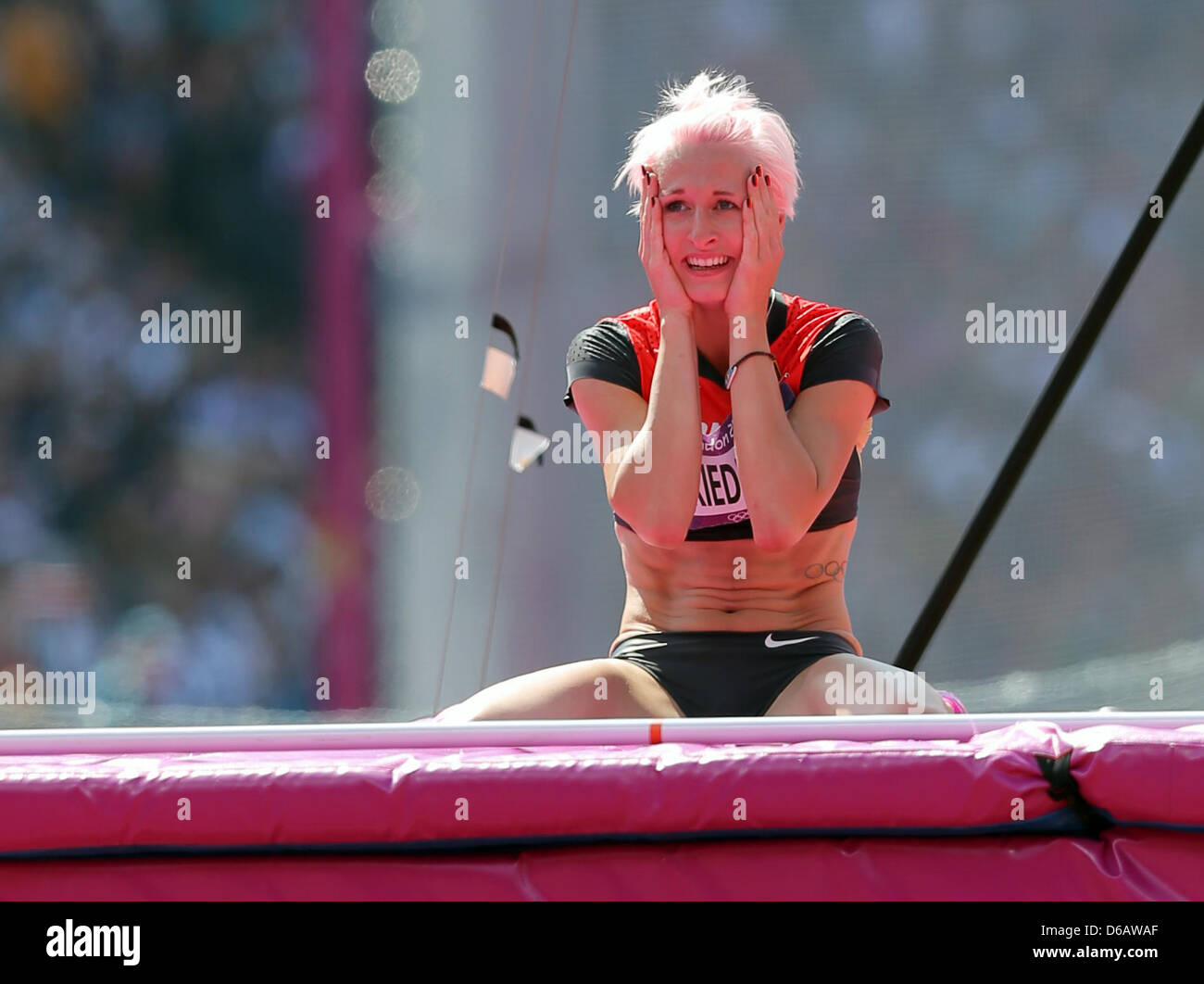 Ariane Friedrich de Allemagne réagit en qualification du saut en hauteur en stade olympique au Jeux Olympiques de 2012 à Londres, Londres, Grande-Bretagne, 09 août 2012. Photo : Christian Charisius dpa  + + +(c) afp - Bildfunk + + + Banque D'Images