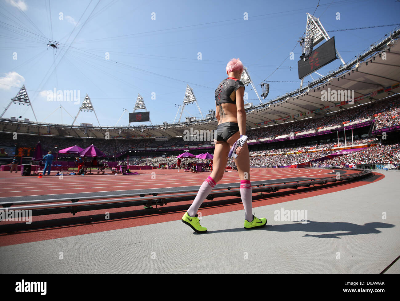 Ariane Friedrich de Allemagne quitte la plage pendant la qualification de saut en hauteur femmes en stade olympique au Jeux Olympiques de 2012 à Londres, Londres, Grande-Bretagne, 09 août 2012. Photo : Christian Charisius dpa  + + +(c) afp - Bildfunk + + + Banque D'Images