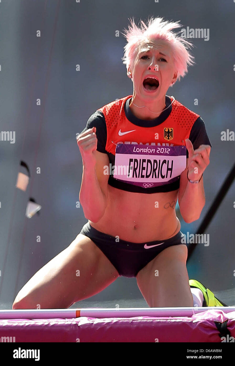 Ariane Friedrich de Allemagne réagit en qualification du saut en hauteur en stade olympique au Jeux Olympiques de 2012 à Londres, Londres, Grande-Bretagne, 09 août 2012. Photo : Christian Charisius dpa  + + +(c) afp - Bildfunk + + + Banque D'Images