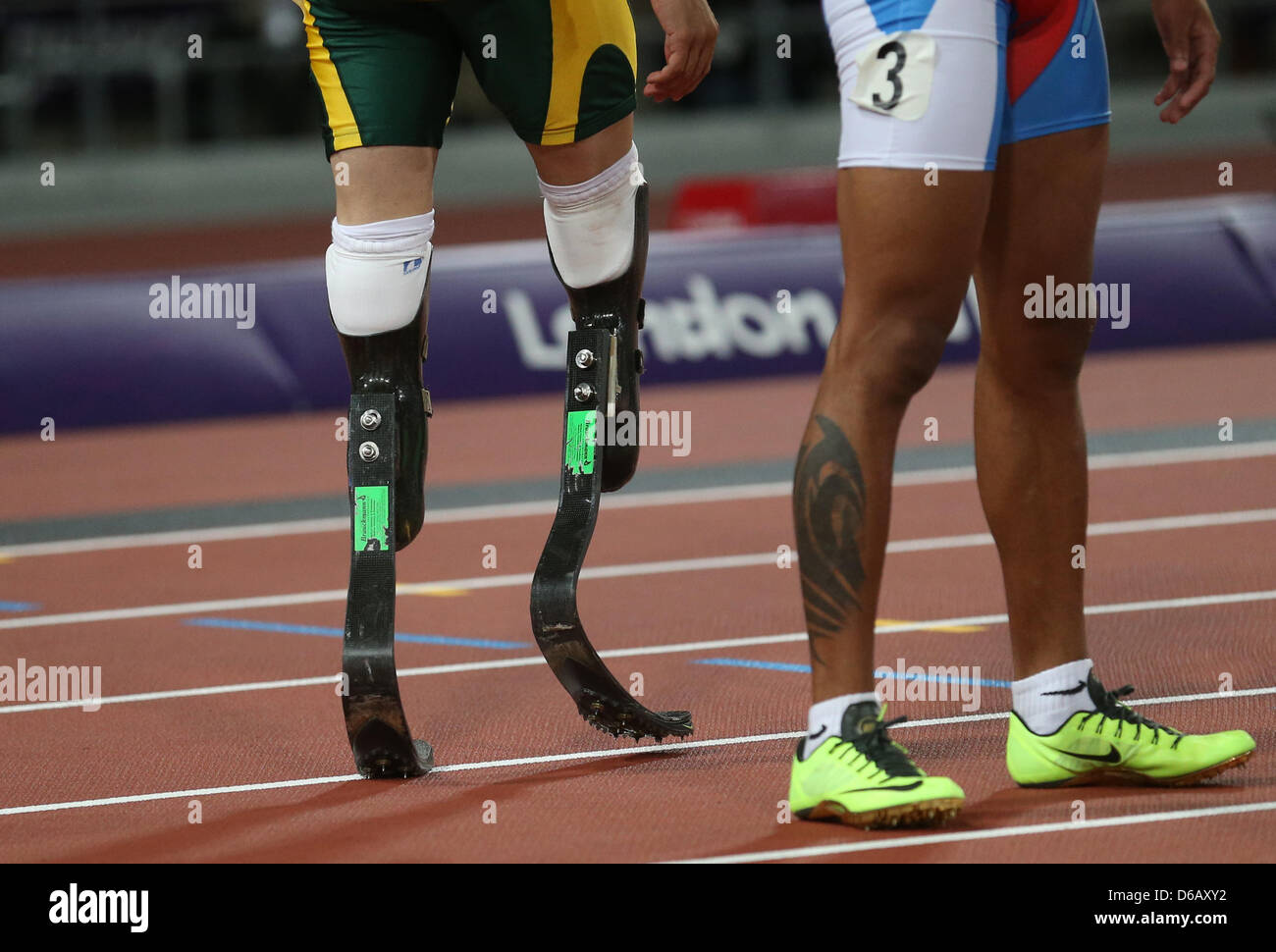 L'Afrique du Sud d'Oscar Pistorius (L) attend le baton au cours de la Men's 4 x 400 m finale du relais pendant les Jeux Olympiques de Londres en 2012 l'athlétisme, l'athlétisme au Stade Olympique, Londres, Grande-Bretagne, 10 août 2012. Photo : Michael Kappeler afp Banque D'Images