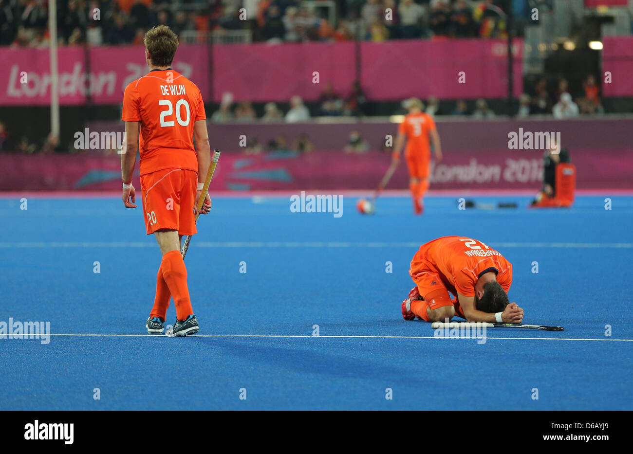 Sander de Wijn (L) et Robbert Kemperman des Pays-Bas regarder déprimé après avoir perdu le match pour la médaille d'or de Hockey entre l'Allemagne et les Pays-Bas à l'Jeux olympiques de 2012 à Londres le hockey sur la concurrence, Londres, Grande-Bretagne, 11 août 2012. Photo : Jochen Luebke afp  + + +(c) afp - Bildfunk + + + Banque D'Images