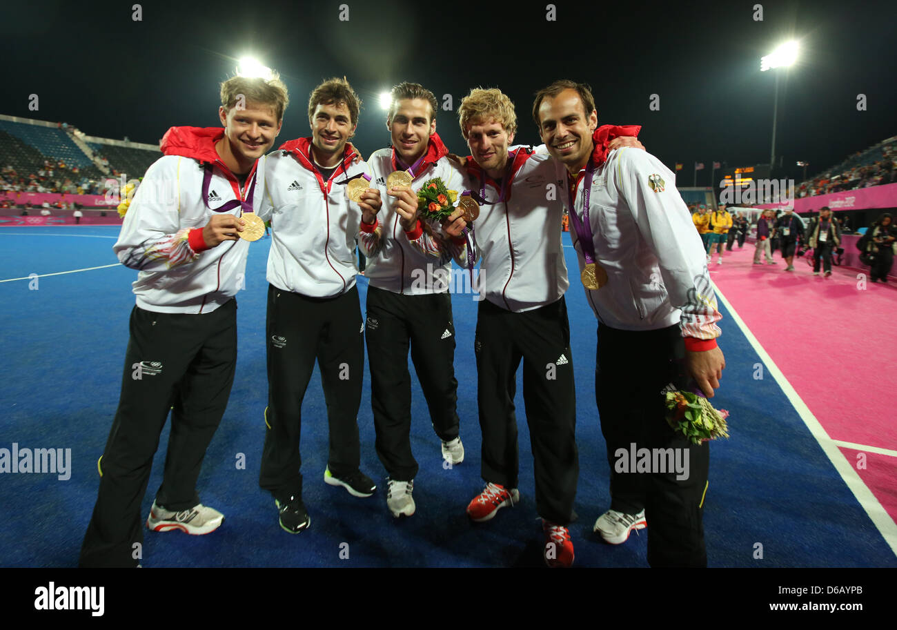 Lecteur de l'Allemagne (L-R) Martin Evelyne Gauthier, Tobias Hauke, Christopher Zeller, Jan Philipp Rabente, Philipp Zeller célébrer avec leurs médailles d'or après avoir remporté la médaille d'or de Hockey match entre l'Allemagne et les Pays-Bas à l'Jeux olympiques de 2012 à Londres le hockey sur la concurrence, Londres, Grande-Bretagne, 11 août 2012. Photo : Christian Charisius dpa  + + +(c) afp - Bildfunk + + + Banque D'Images