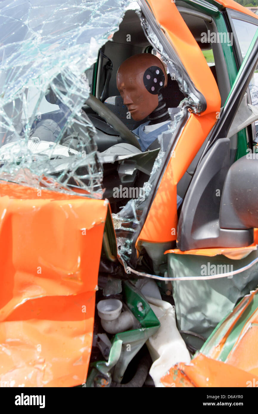 Un crash test dummy est assis dans le siège du conducteur d'une voiture après un crash test sur une piste d'essais Dekra Wildhaus-Alt Sankt Johann, Suisse, 28 juin 2012. Au cours de la simulation, un van s'est écrasé sur la tête dans une voiture dans un chantier de construction sans barrière centrale. Photo : Tobias Kleinschmidt Banque D'Images