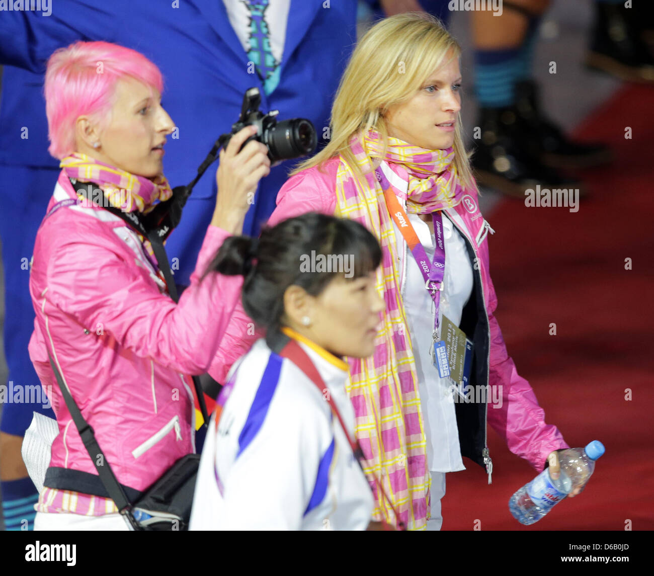 L'Allemagne Ariane Friedrich (L) est perçue lors de la cérémonie de clôture des Jeux Olympiques de 2012 à Londres au stade olympique, Londres, Grande-Bretagne, 12 août 2012. Photo:Michael Kappeler dpa  + + +(c) afp - Bildfunk + + + Banque D'Images