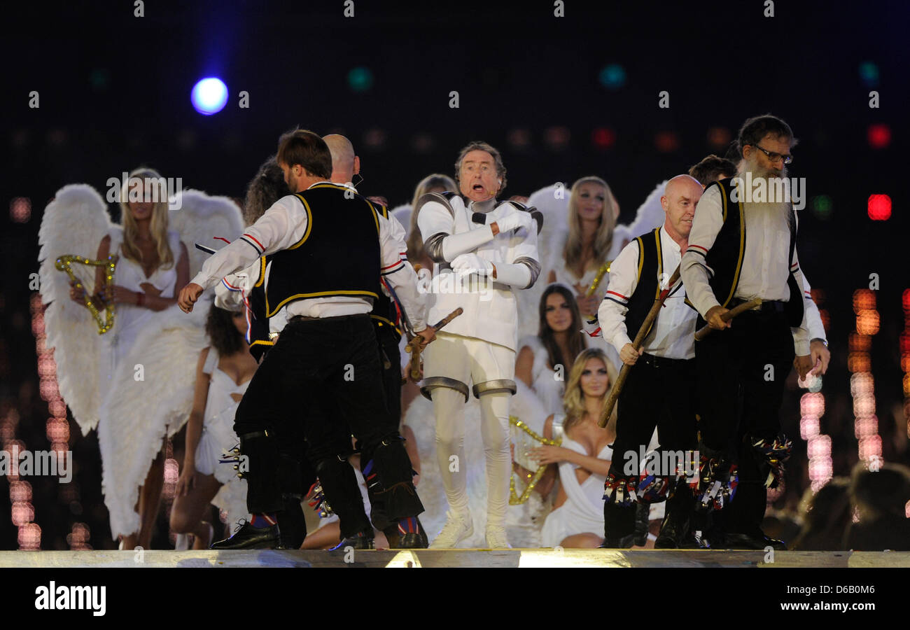 Monthy Python, l'acteur Eric Idle (C) effectue au stade olympique lors de la cérémonie de clôture des Jeux Olympiques de 2012 à Londres, Londres, Angleterre, 12 août 2012. Photo : Marius Becker dpa  + + +(c) afp - Bildfunk + + + Banque D'Images