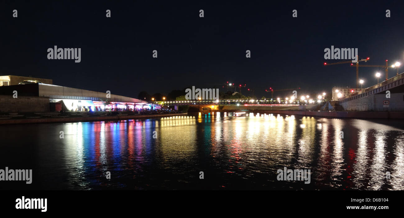 Les rives de la rivière Spree sont éclairées, en face de la gare principale de Berlin, Allemagne, 11 août 2012. Photo : Soeren Stache Banque D'Images