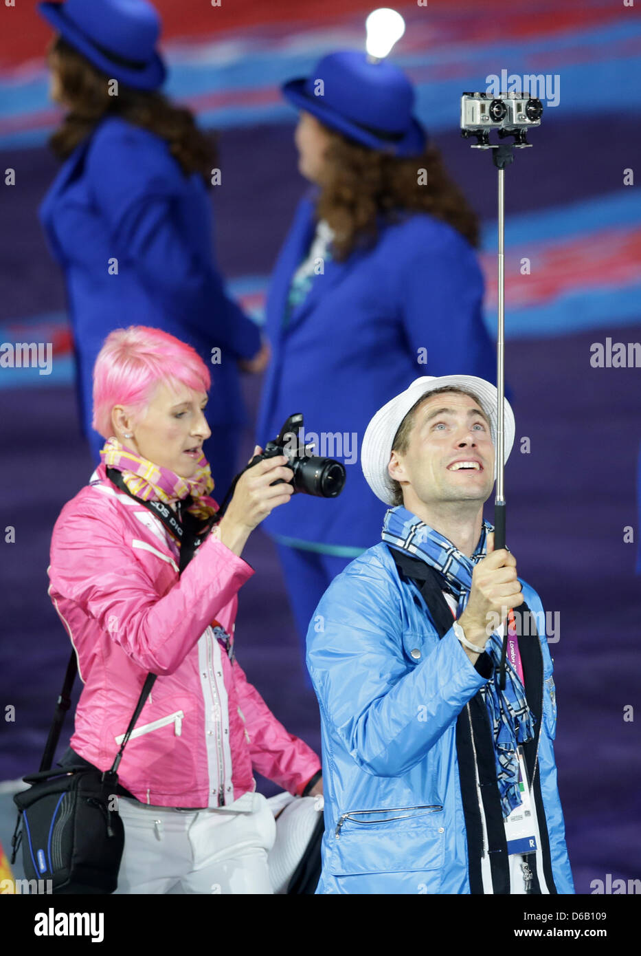 L'Allemagne Ariane Friedrich (L) et Bjoern Otto sont vus au cours de la cérémonie de clôture des Jeux Olympiques de 2012 à Londres au stade olympique, Londres, Grande-Bretagne, 12 août 2012. Photo : Michael Kappeler Banque D'Images