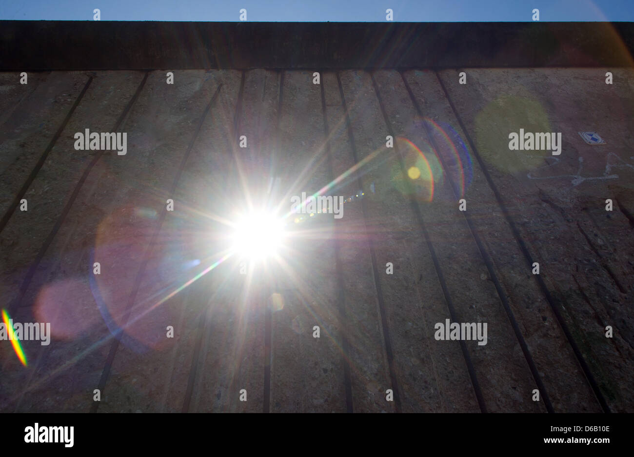 Le soleil brille à travers un ensemble dans le mur de Berlin à la rue Bernauer à mémorial du mur de Berlin, Allemagne, 13 août 2012. Le régime communiste est-allemands ont commencé la construction du mur de Berlin le 13 août 1961, il y a 51 ans. La chute du mur le 09 novembre 1989. Photo : TIM BRAKEMEIER Banque D'Images