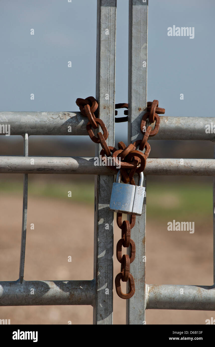 Chaîne la chaîne verrouillée à la ferme de blocage Banque D'Images