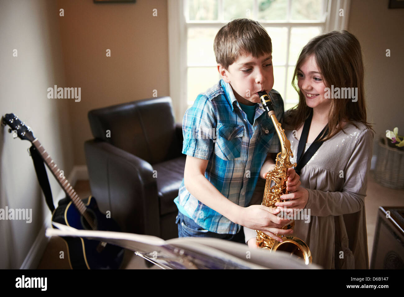Enfants jouant avec saxophone Banque D'Images