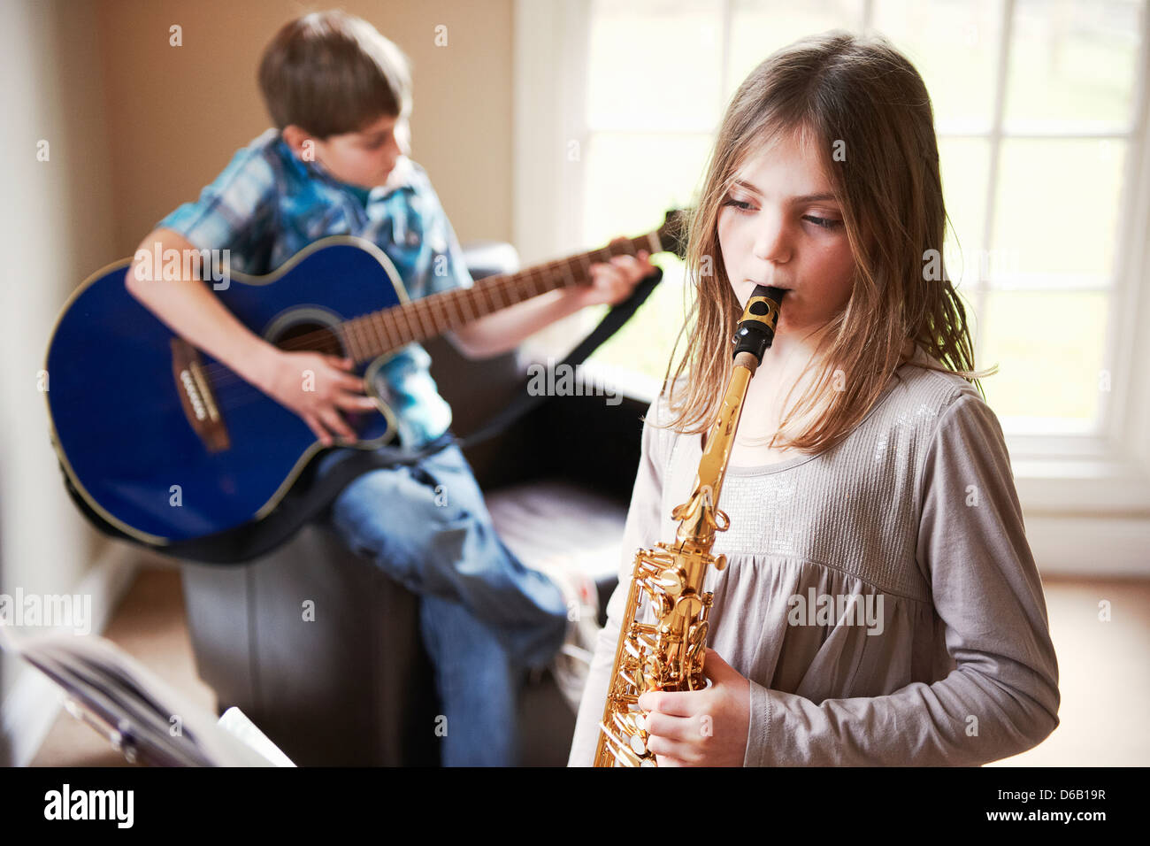 Enfants jouant de la musique ensemble Banque D'Images