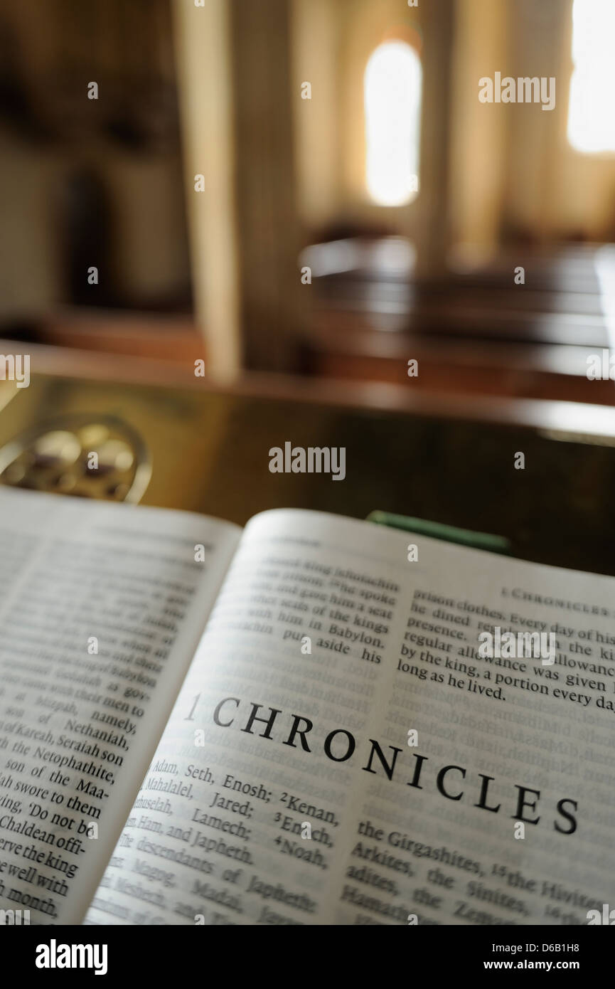 Une bible dans l'église de Saint Pierre et Saint Paul, Muchelney, Somerset, Royaume-Uni. Banque D'Images